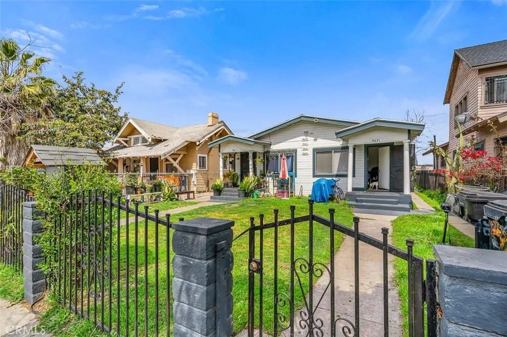 Photo of 961 W 47th Street, Los Angeles, CA 90037 (MLS # SR26012599)