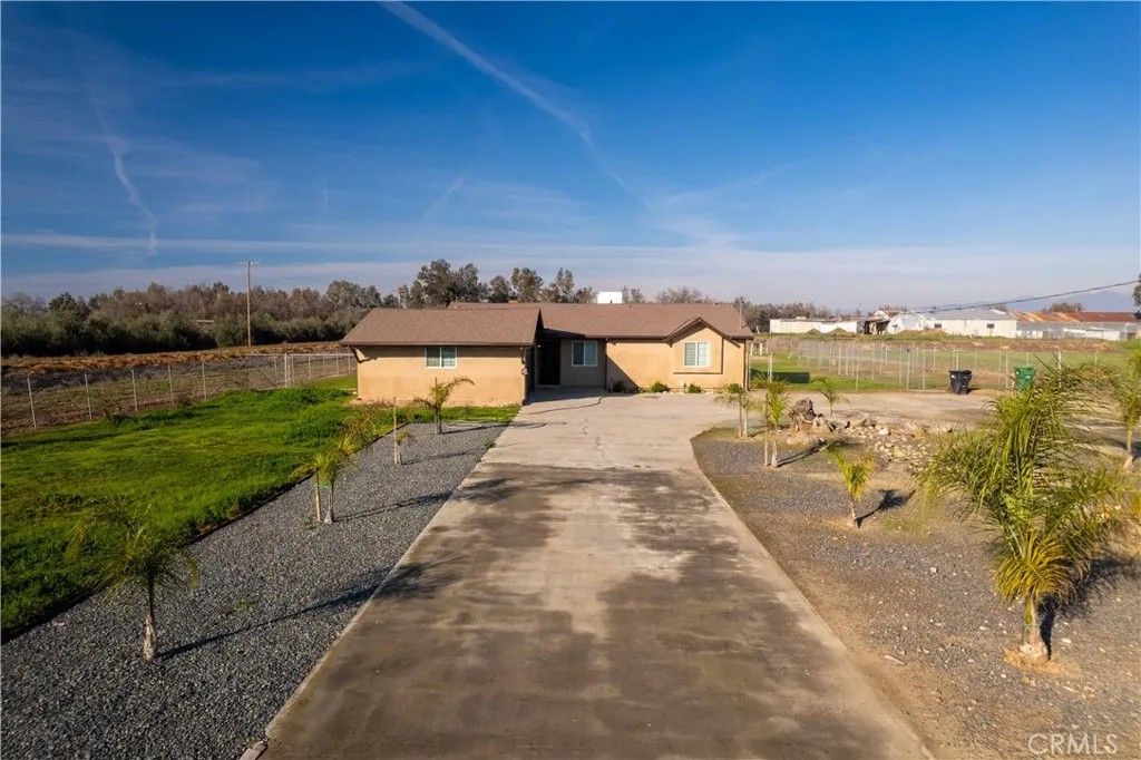 Photo of 23404 Avenue 104 Ave, CA 93270 (MLS # FR26011023)