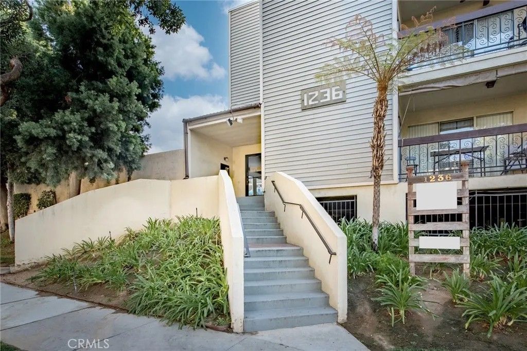 Photo of 1236 N Columbus Avenue #12, Glendale, CA 91202 (MLS # GD25247901)