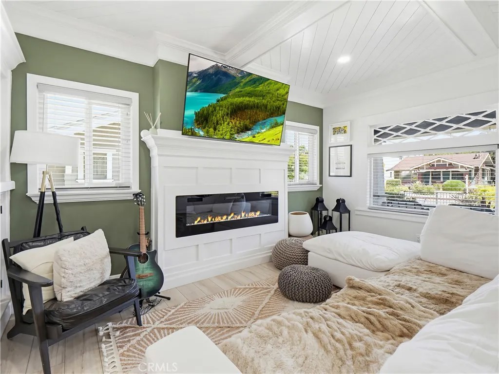 2330 W 29th Place