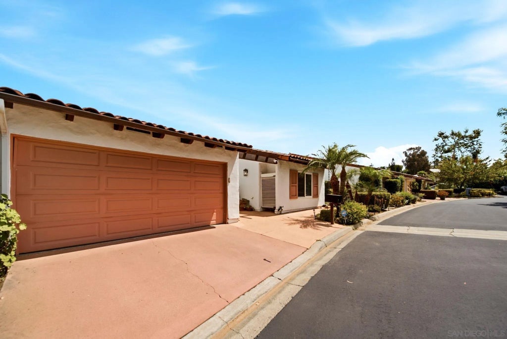 Photo of 1126 San Jacinto GLN, Escondido, CA 92026 (MLS # 260017945)