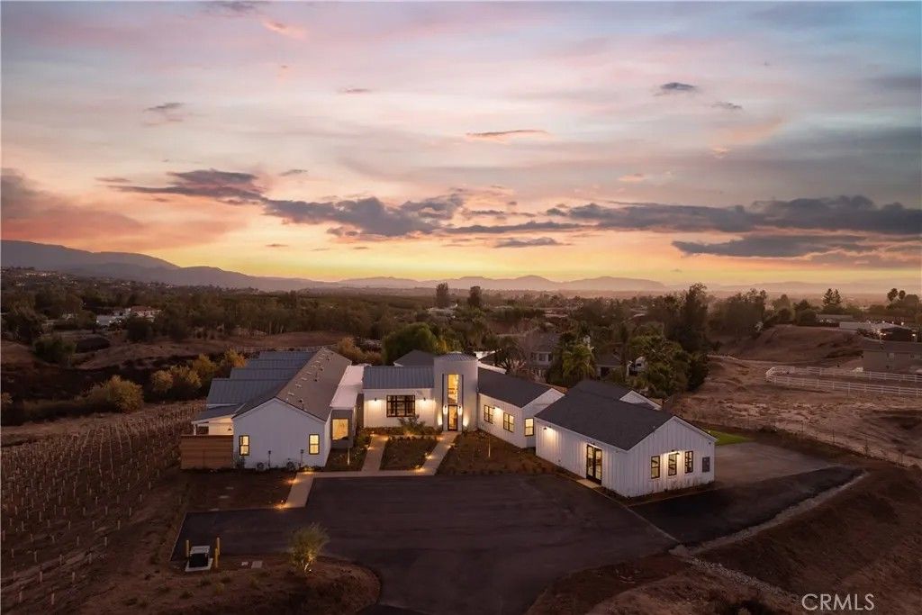 Photo of 39241 Corte Venture, Temecula, CA 92592 (MLS # SW25274536)