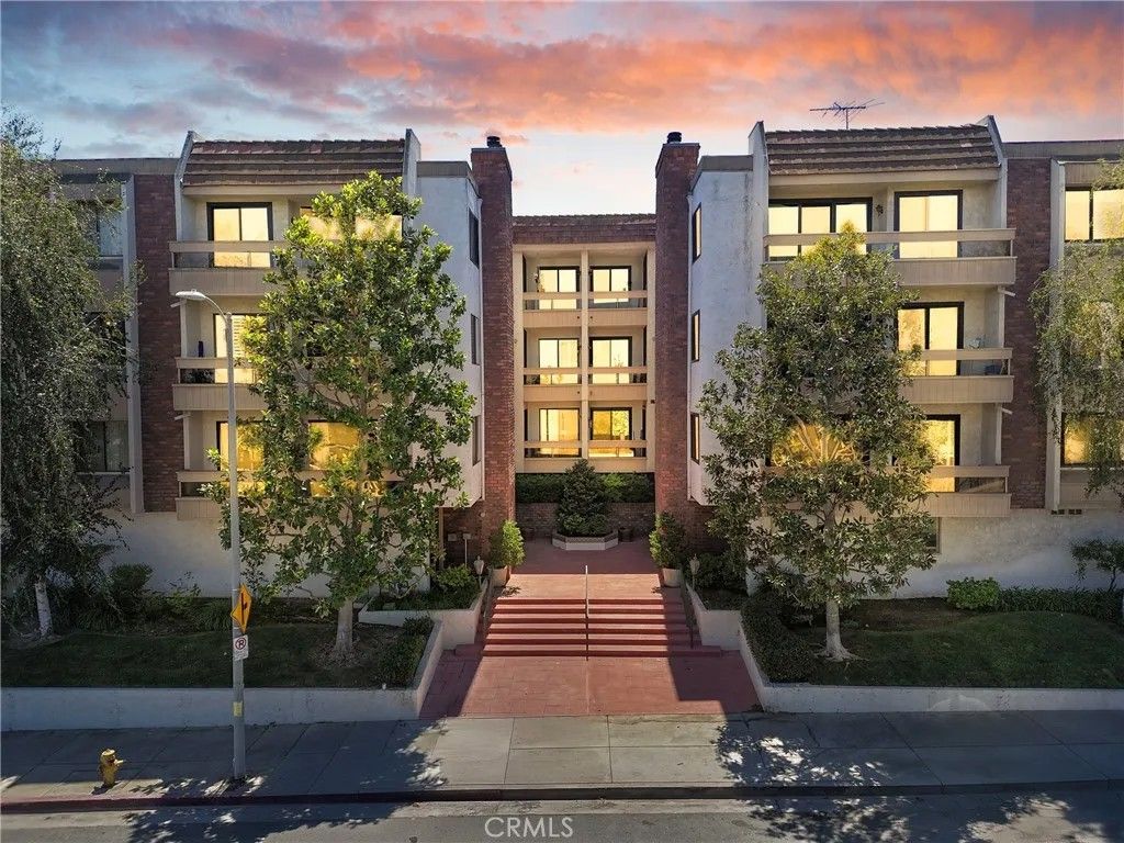 Photo of 17140 Burbank Boulevard #105, Encino, CA 91316 (MLS # SR26002104)