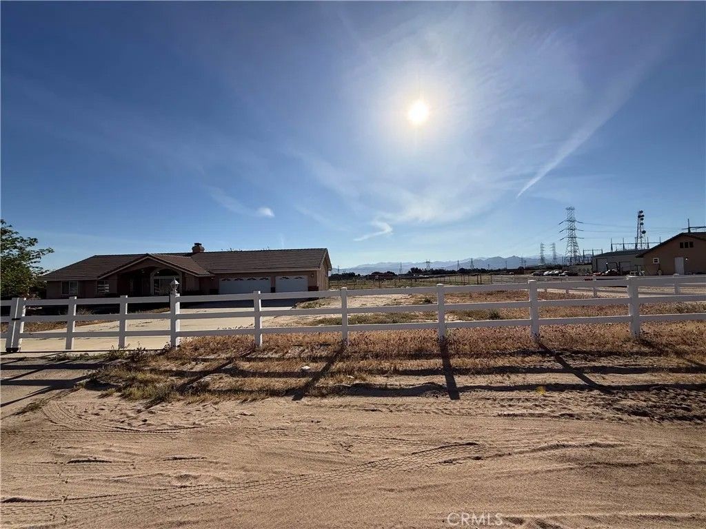 Photo of 6585 Escondido Ave, Oak Hills, CA 92344 (MLS # IG26081180)