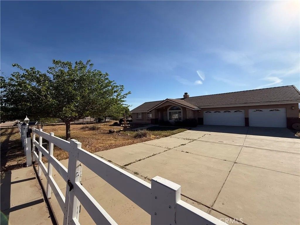 Photo of 6585 Escondido Ave, Oak Hills, CA 92344 (MLS # IG26081180)