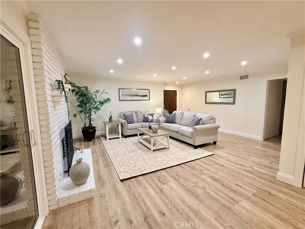 Photo of 912 W 11th St #4, San Pedro, CA 90731 (MLS # SB26025845)