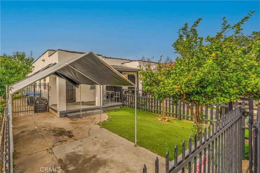 Photo of 6519 Denver Avenue, Los Angeles, CA 90044 (MLS # DW26060160)