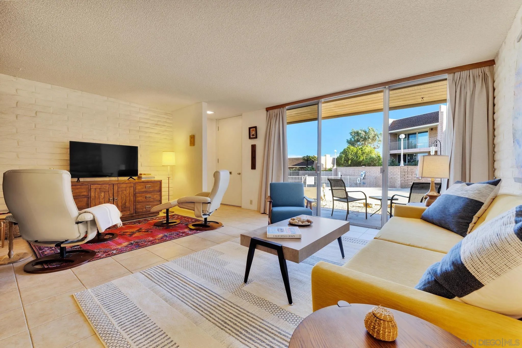 549 Palm Canyon 23