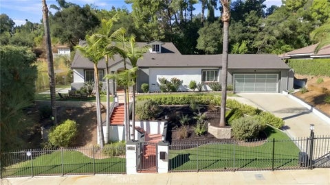 Photo of 4223 Mooncrest Place, Encino, CA 91436 (MLS # SR26222703)