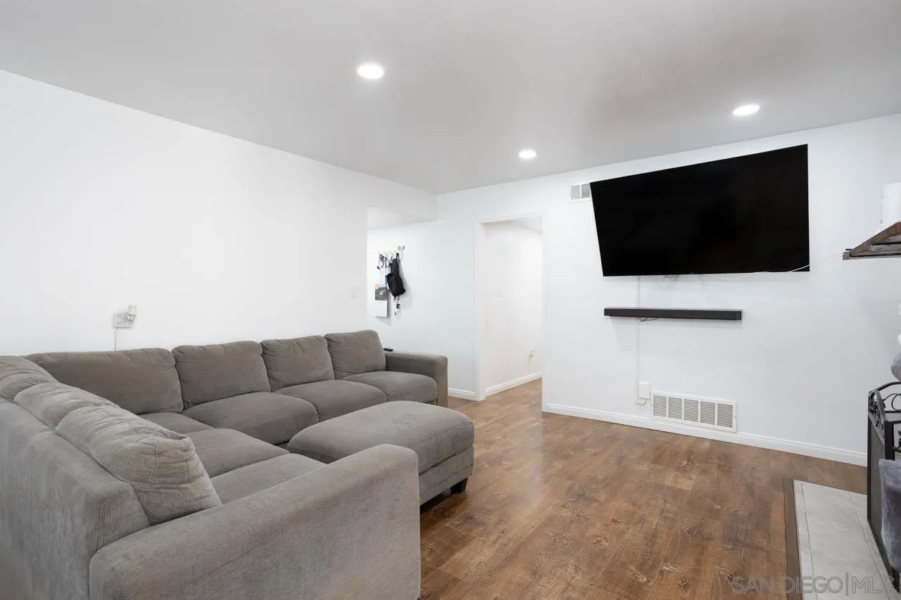 71 E L Street