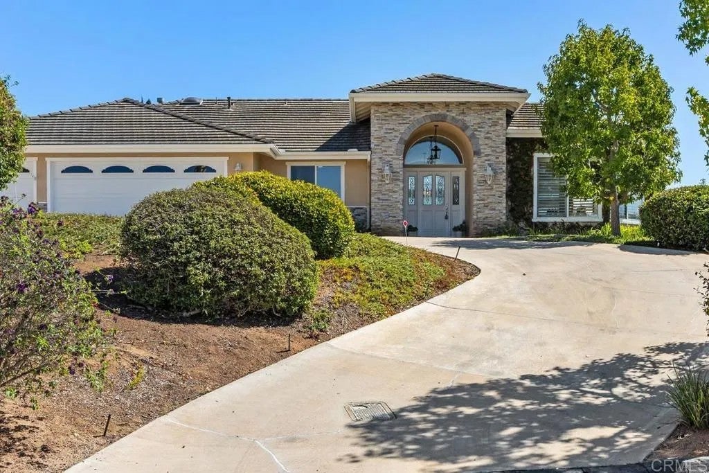 Photo of 2286 Crest Hill Lane, Fallbrook, CA 92028 (MLS # NDP2609142)