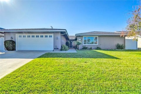 Photo of 916 Boxwood Ave, Fullerton, CA 92835 (MLS # OC25243535)