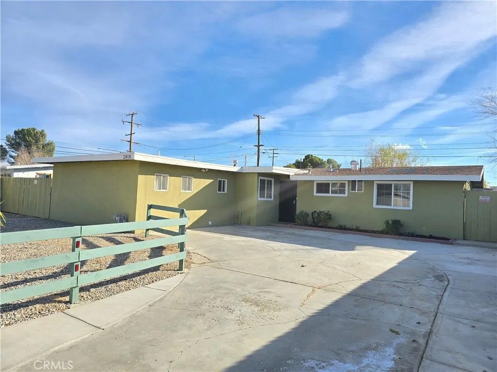 Photo of 2010 W Lumber St, Lancaster, CA 93536 (MLS # SR26006019)