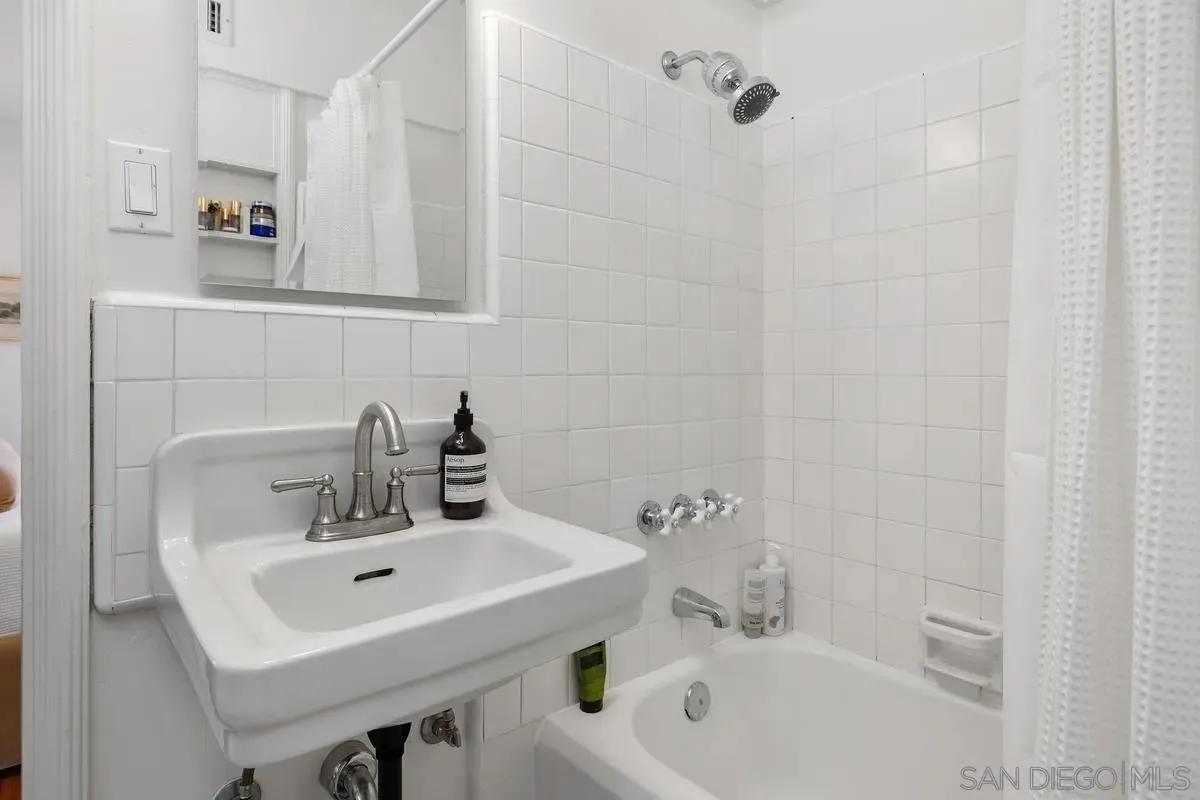 La Jolla, California 92037, United States, 3 Bedrooms Bedrooms, ,3 BathroomsBathrooms,Residential,Active,182943