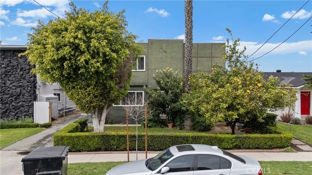 1001 E Acacia Avenue
