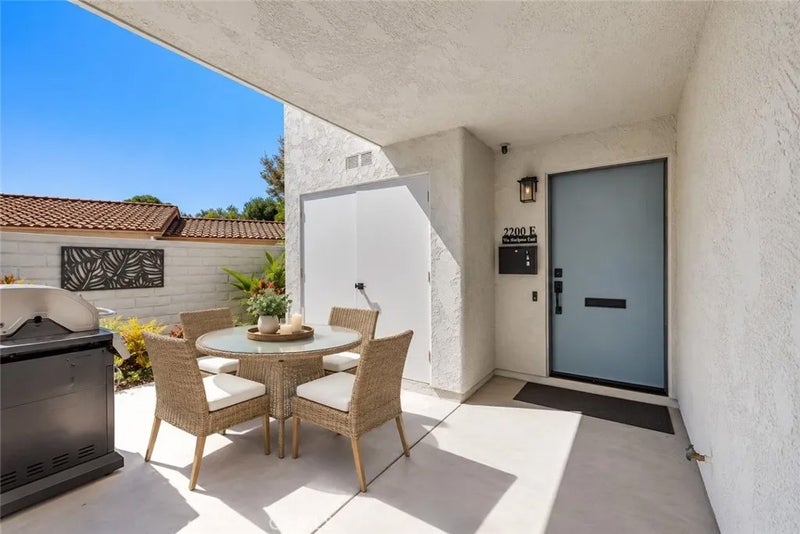 2200 Via Mariposa East