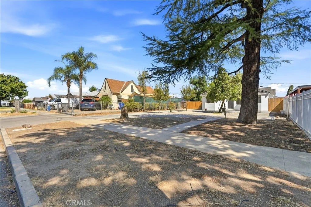 2225 E Lamona