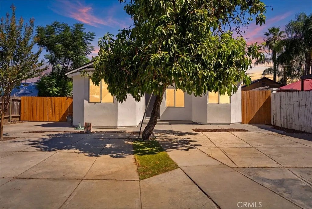 2225 E Lamona