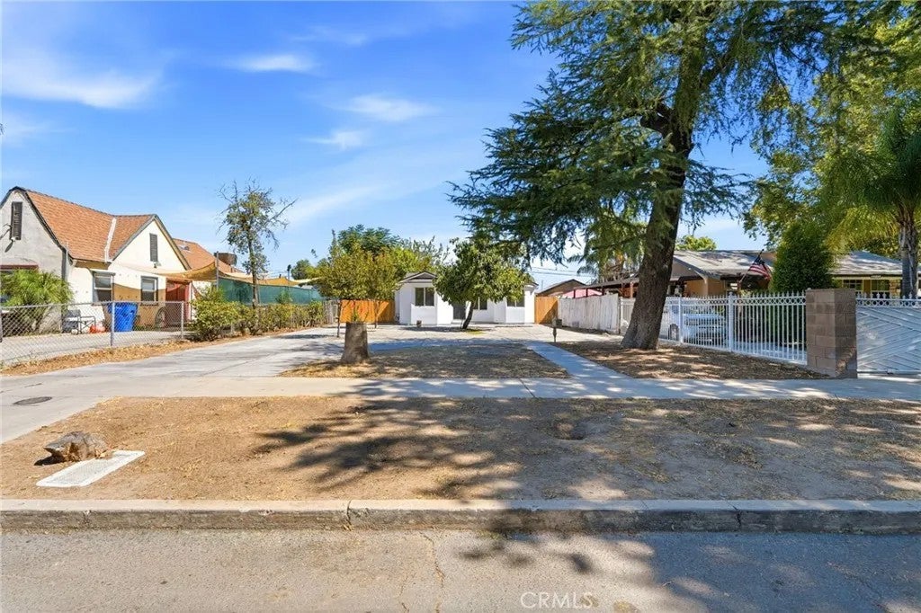 2225 E Lamona