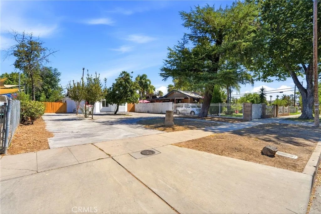 2225 E Lamona