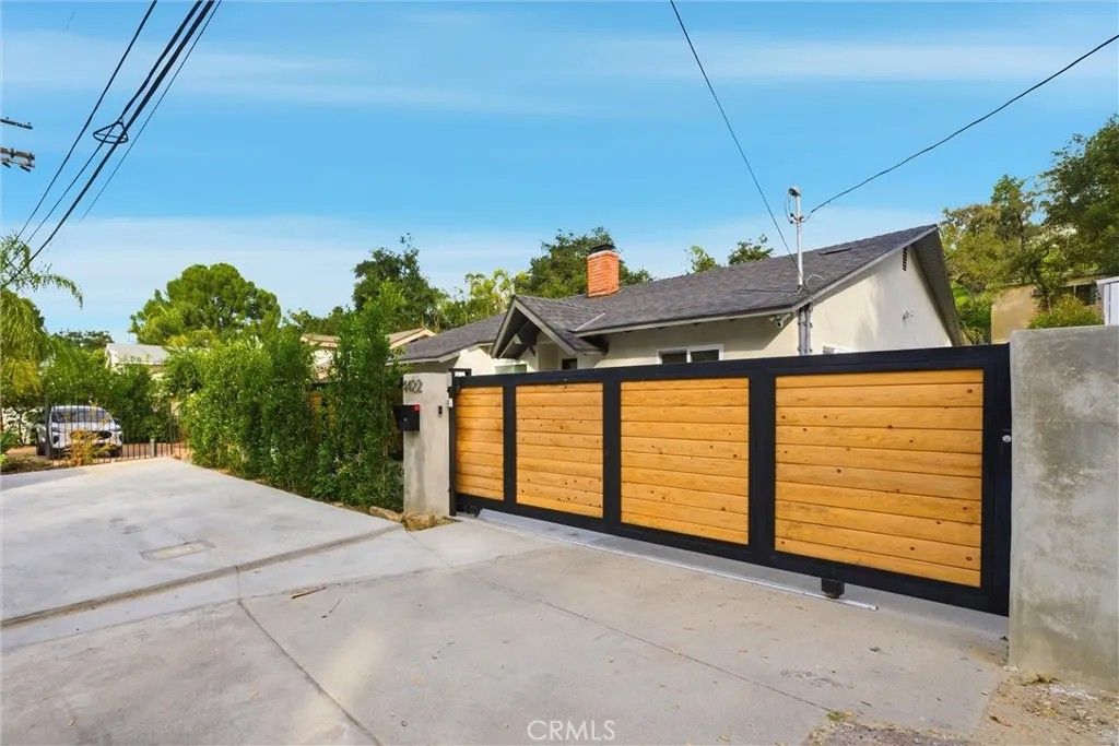 Photo of 4422 Canoga Avenue, Woodland Hills, CA 91364 (MLS # SR26015742)