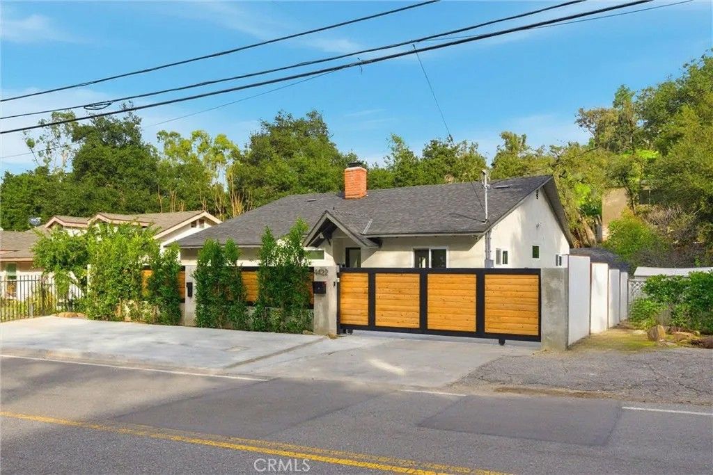 Photo of 4422 Canoga Avenue, Woodland Hills, CA 91364 (MLS # SR26015742)