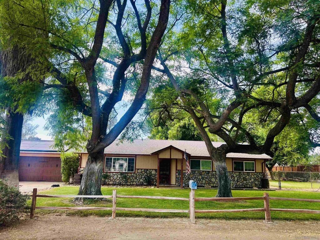 Photo of 2147 Raymond Avenue, Ramona, CA 92065 (MLS # 260018343)