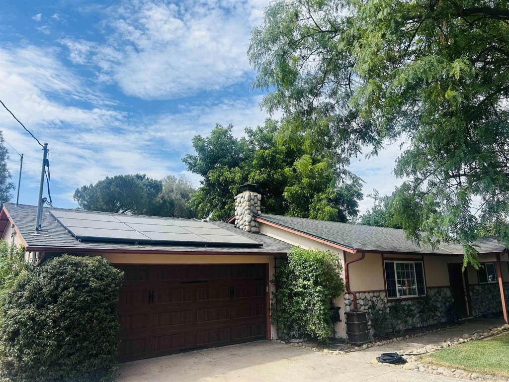 Photo of 2147 Raymond Avenue, Ramona, CA 92065 (MLS # 260018343)