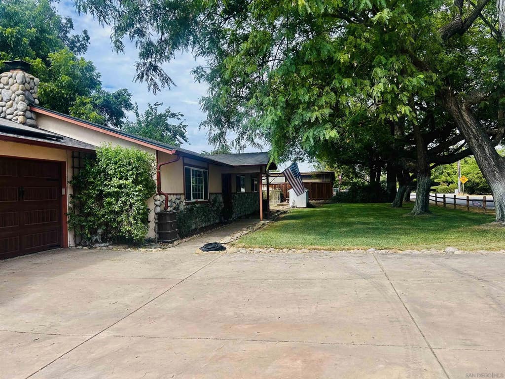 Photo of 2147 Raymond Avenue, Ramona, CA 92065 (MLS # 260018343)
