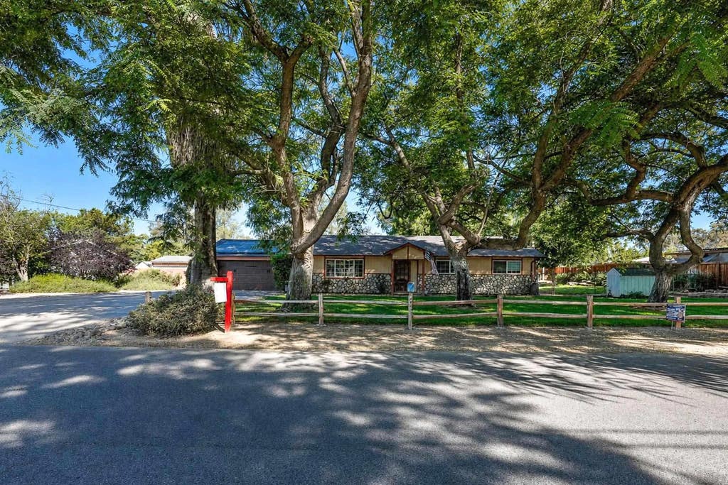 Photo of 2147 Raymond Avenue, Ramona, CA 92065 (MLS # 260018343)