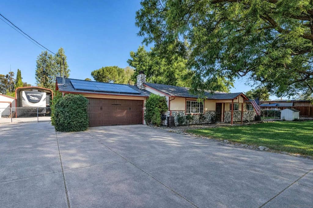 Photo of 2147 Raymond Avenue, Ramona, CA 92065 (MLS # 260018343)