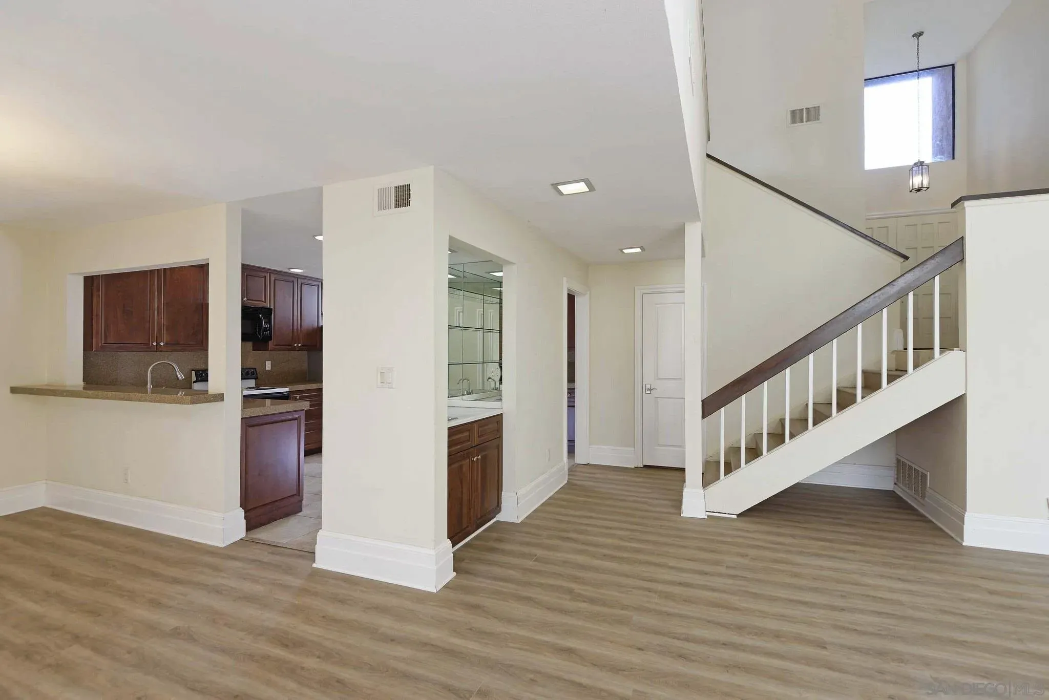 La Jolla, California 92037, United States, 3 Bedrooms Bedrooms, ,3 BathroomsBathrooms,Residential,Active,175117