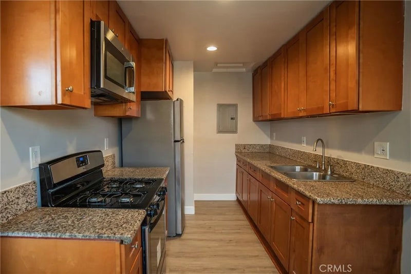 706 W 90th