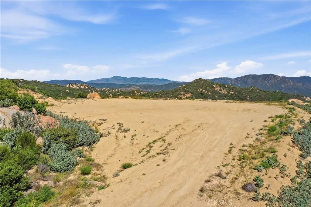 Photo of 41591 Corte Vista Gusta, Murrieta, CA 92562 (MLS # SW26056341)