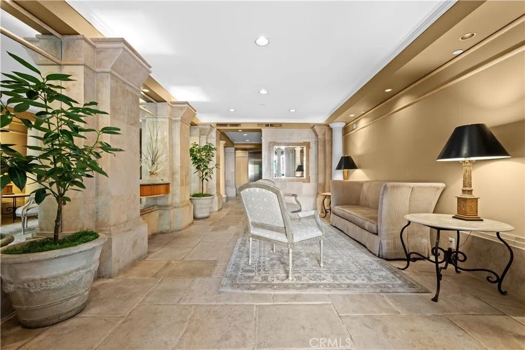 128 N Swall Drive 304