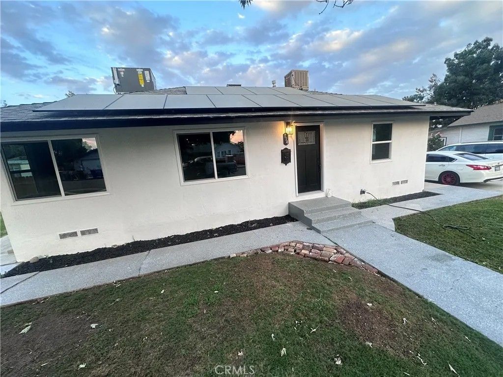 Photo of 714 Wistaria St, Bakersfield, CA 93308 (MLS # DW26061591)
