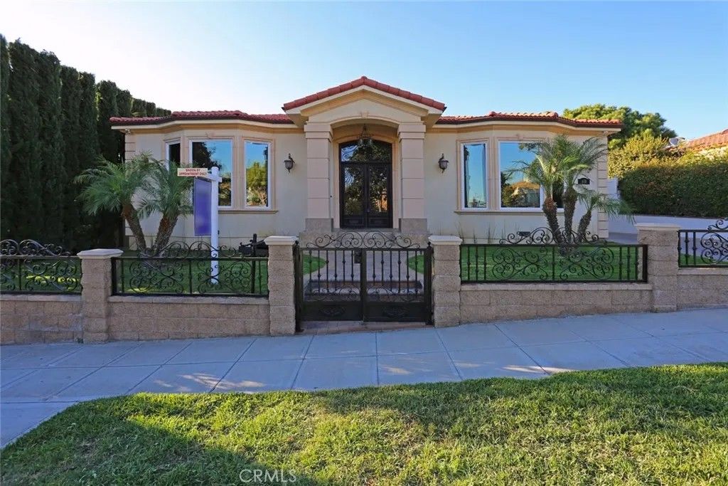 Photo of 831 E Orange Grove Avenue, Burbank, CA 91501 (MLS # GD25237467)