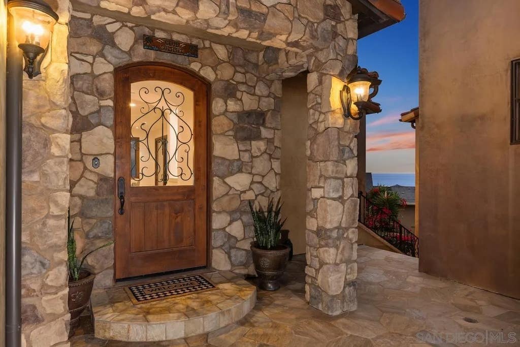 Photo of 1554 Summit Avenue, Cardiff By The Sea, CA 92007 (MLS # 260012472)