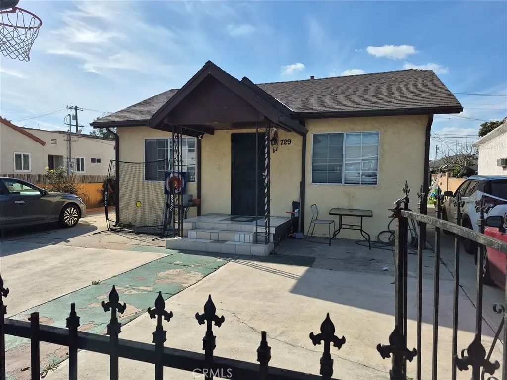 Photo of 727 S Eastmont Avenue, Los Angeles, CA 90022 (MLS # TR26035377)