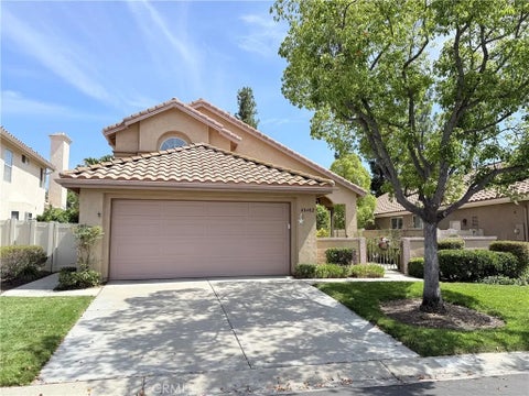Photo of 40482 Calle Lampara, Murrieta, CA 92562 (MLS # SW26162367)