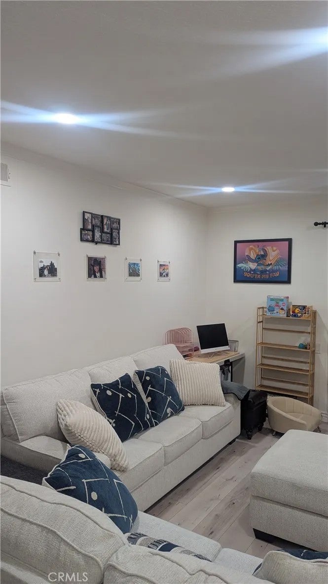13214 Moorpark 108