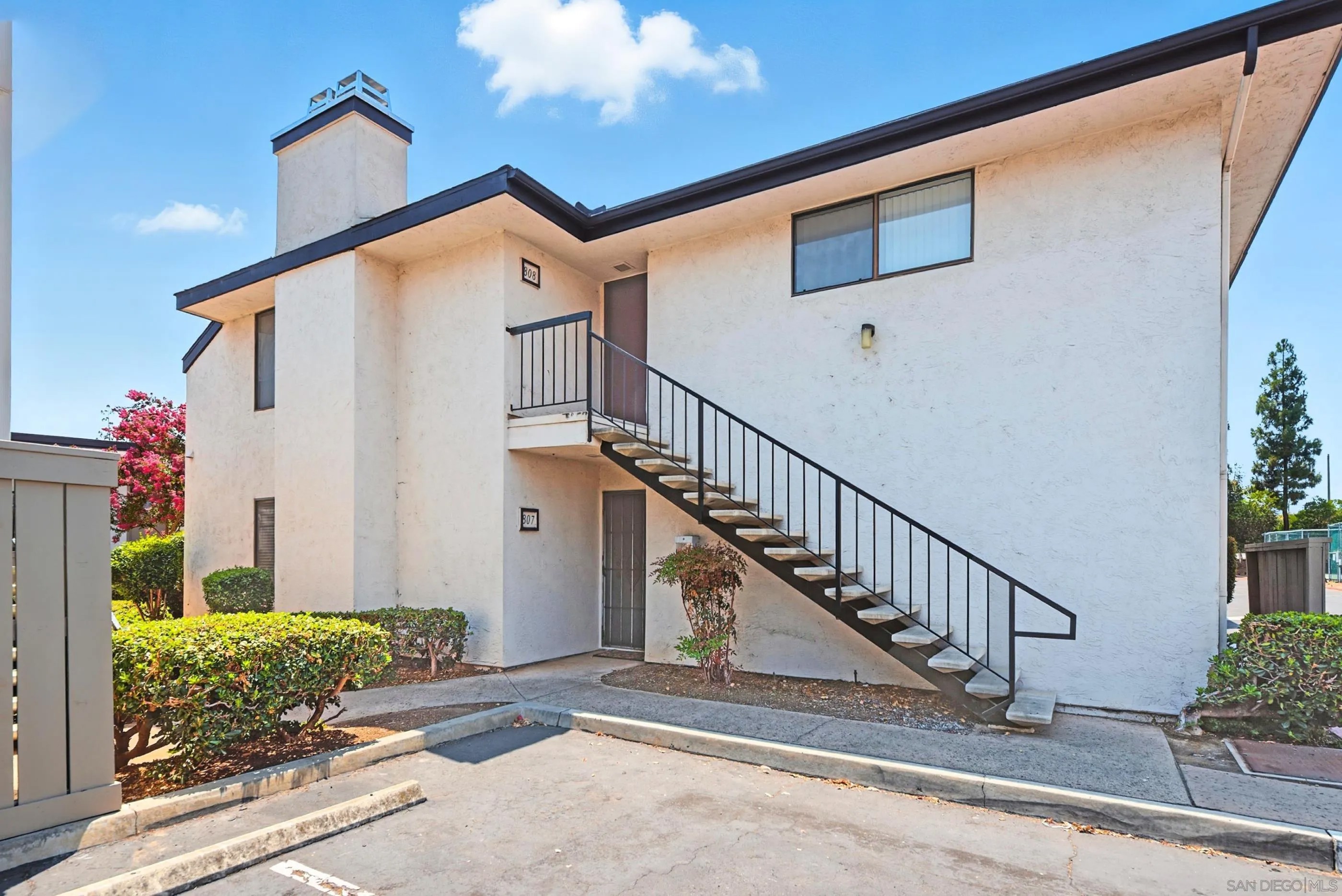450 W Vermont Ave 807