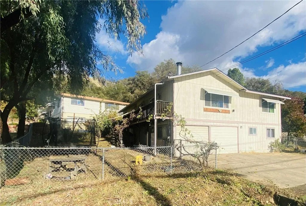 2900 Oakcrest Drive