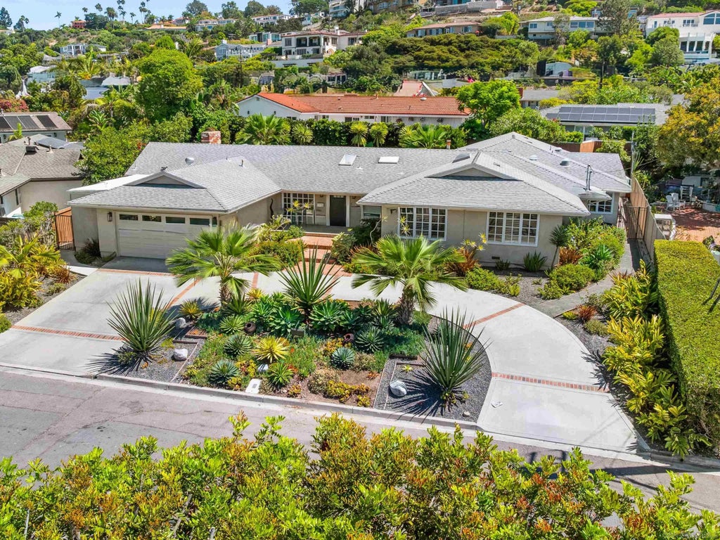 Photo of 1121 Via Carolina, La Jolla, CA 92037 (MLS # 260022480)