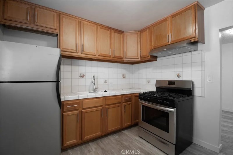906 E Imperial