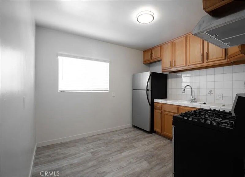 906 E Imperial