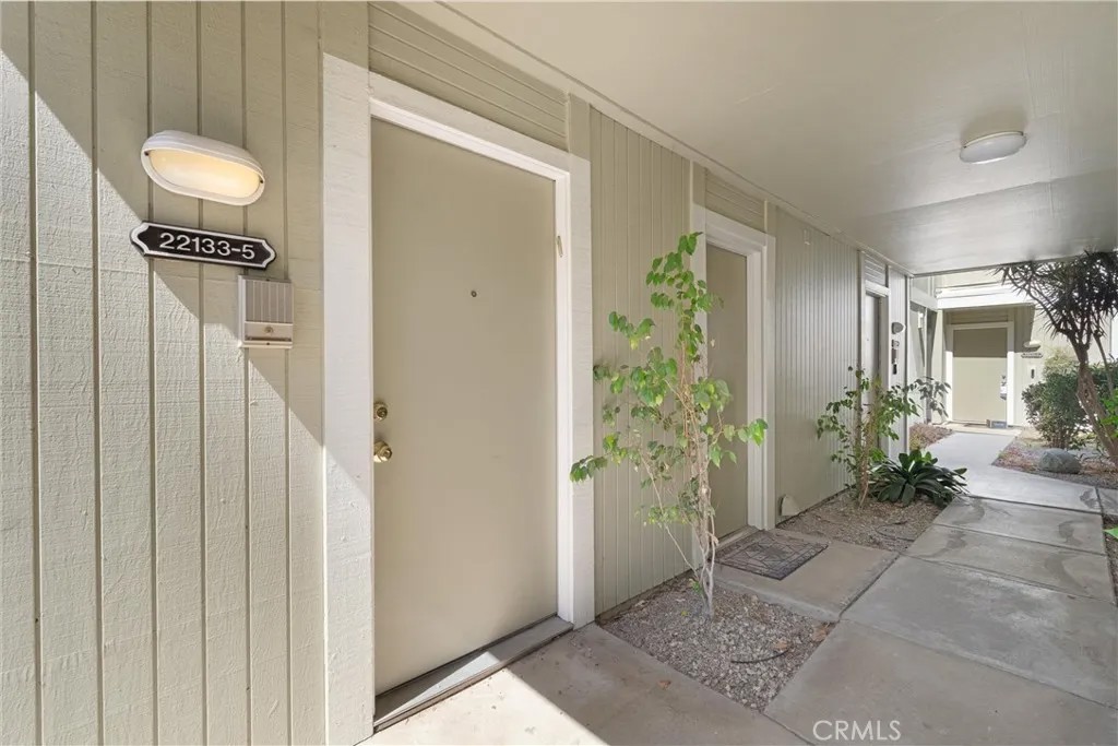 22133 Burbank Blvd #5 5
