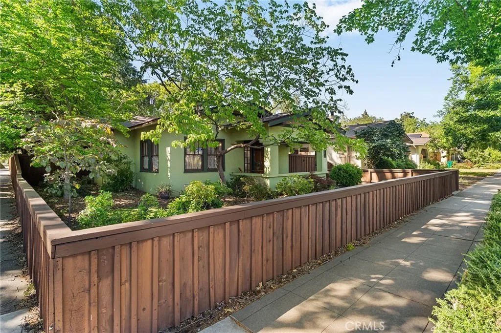 754 E 8th