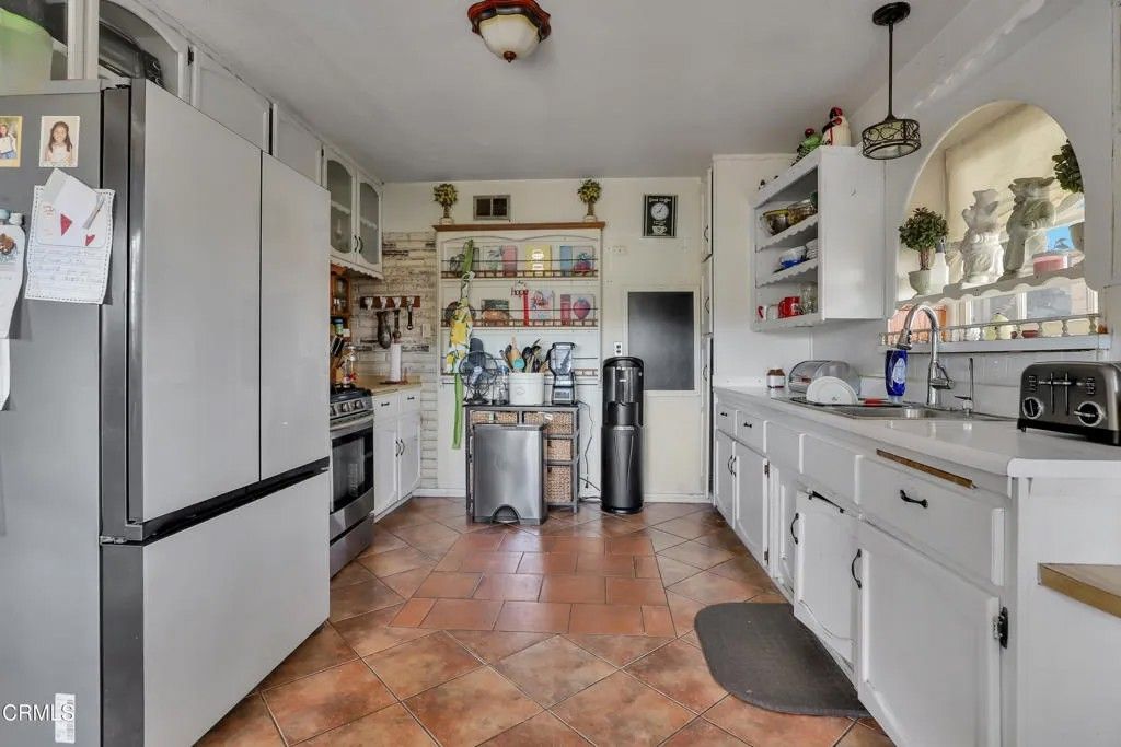 Photo of 404 Vine Place, Oxnard, CA 93033 (MLS # V1-33857)