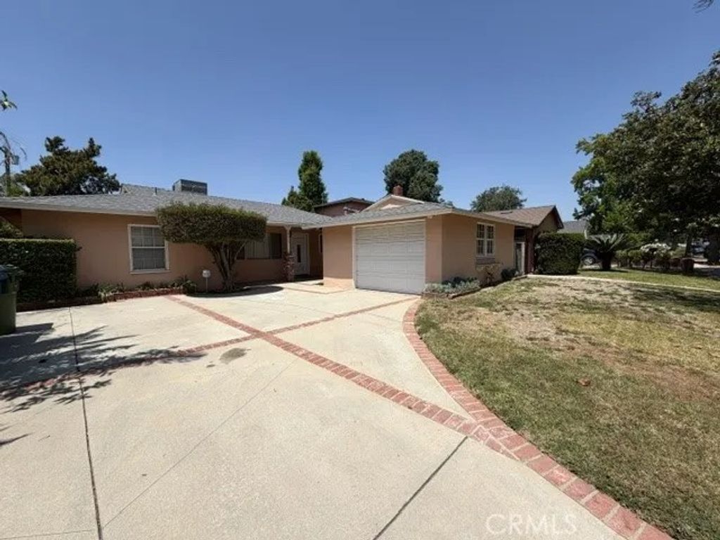 Photo of 6927 Costello AVE, Van Nuys, CA 91405 (MLS # SR26101202)